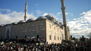 Menschen versammeln sich zur Feier des Sturzes der syrischen Regierung in einer Glaubensmoschee in Istanbul.