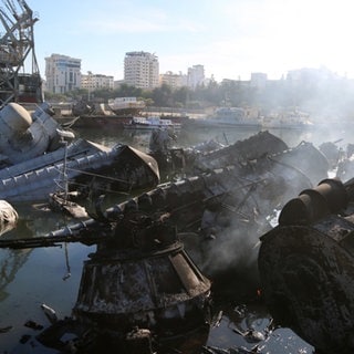 Beschädigte und zerstörte Schiffe im Hafen von Latakia nach einem Angriff mutmaßlich der israelischen Luftwaffe.