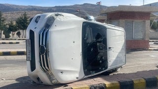 An der Grenze zu Syrien liegt eine Geländewagen auf der Seite, die Windschutzscheibe ist von Einschusslöchern durchsiebt.