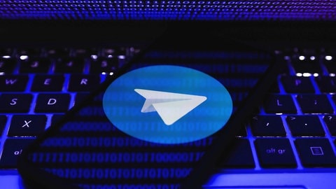 Smartphone mit Logo der Telegram-App