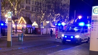 Ein Rettungswagen steht an einem Eingang zum Weihnachtsmarkt in Magdeburg.