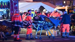 Rettungskräfte transportieren einen Verletzten auf dem Weihnachtsmarkt in Magdeburg.