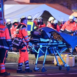 Rettungskräfte transportieren einen Verletzten auf dem Weihnachtsmarkt in Magdeburg.