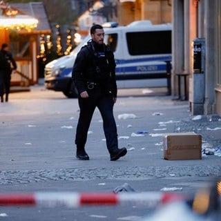 Ein Polizist läuft über den abgesperrten Weihnachtsmarkt in Magdeburg