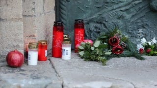 Kerzen und Blumen am offiziellen Trauerort vor der Johanneskirche in Magdeburg 