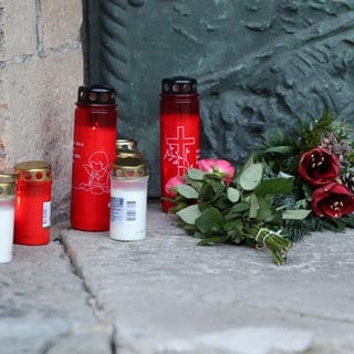 Kerzen und Blumen am offiziellen Trauerort vor der Johanneskirche in Magdeburg 