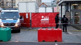 Polizisten stehen am Tatort in Magdeburg