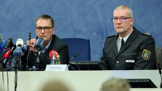 Horst Walter Nopens (links) und Tom-Oliver Langhans bei einer Pressekonferenz von Polizei und Staatsanwaltschaft in Magdeburg