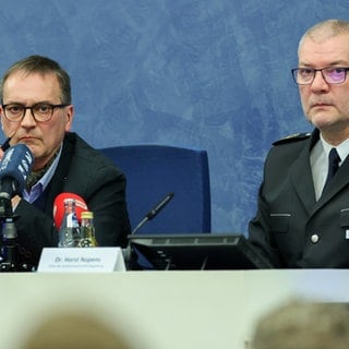 Horst Walter Nopens (links) und Tom-Oliver Langhans bei einer Pressekonferenz von Polizei und Staatsanwaltschaft in Magdeburg