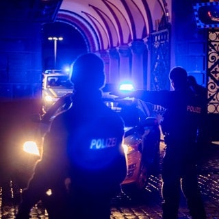 Eine Polizeikolonne verlässt das Justizzentrum in Magdeburg.