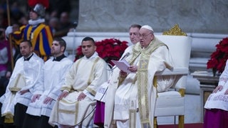 Papst Franziskus hat den Vorsitz bei der Heiligabend-Messe im Petersdom im Vatikan