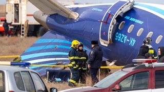 Rettungskräfte arbeiten am Wrack der Embraer 190 in der Nähe des Flughafens von Aktau.