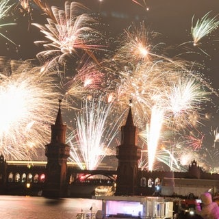 Feuerwerk über der Oberbaumbrücke in Berlin