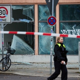 Durch die Explosion einer mutmaßlichen Kugelbombe zerstörte Fensterscheiben im Berliner Stadtteil Schöneberg.