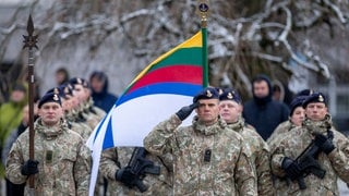 Mitglieder der litauischen Armee nehmen an einer Zeremonie anlässlich des 106-jährigen Bestehens des litauischen Militärs am Tag der Streitkräfte, teil.