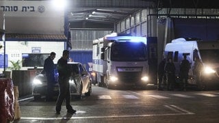 Ein Gefangenentransporter an einem Militärgefängnis nahe Jerusalem (Archivbild)