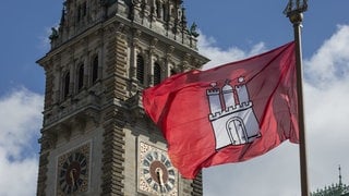 Rathaus Hamburg mit Flagge