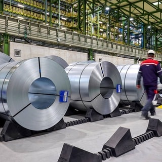 Stahlcoils in einem Stahlwerk von Thyssenkrupp.