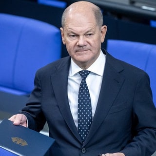 Olaf Scholz spricht im Bundestag.