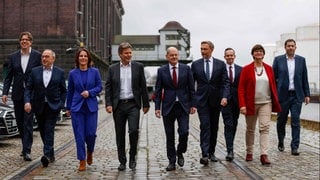 Ein Gruppenfoto vom 24.11.2021 zeigt von links nach rechts Michael Kellner, Norbert Walter-Borjans, Annalena Baerbock, Robert Habeck, Olaf Scholz, Christian Lindner, Volker Wissing, Saskia Esken und Lars Klingbeil nach Koalitionsgesprächen.