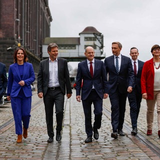 Ein Gruppenfoto vom 24.11.2021 zeigt von links nach rechts Michael Kellner, Norbert Walter-Borjans, Annalena Baerbock, Robert Habeck, Olaf Scholz, Christian Lindner, Volker Wissing, Saskia Esken und Lars Klingbeil nach Koalitionsgesprächen.