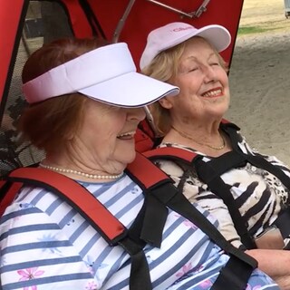 Die Senioren-Rikscha in Karlsruhe macht ältere Menschen mobil. 