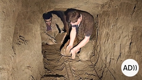 Historisches Bildmaterial eines Tunnels zwischen Ost- und Westberlin: Joachim Rudolph (Der Kleine) und Luigi Spina beim Graben, rechts unten das Icon AD, das kennzeichnet, dass ein Film eine Audiodekription hat. 