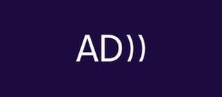 Icon für Audiodeskription im SWR in weiß auf blauem Hintergrund: Die Buchstaben AD als Abkürzung für Audiodeskription