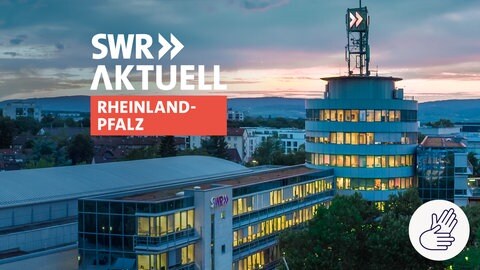 Die Außenansicht vom Landessender Rheinland-Pfalz bei Dämmerung. Dazu rechts unten im Bild: Das SWR-Zeichen für Deutsche Gebärdensprache. Es ist ein weißer Kreis. Darin ist eine blaue Zeichnung: Es sind zwei Hände. Die Hände gebärden.