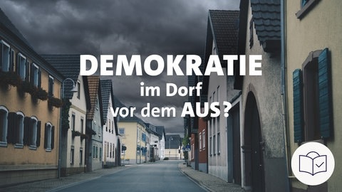 Das Plakat zu einem SWR-Film. Das bild ist ein Foto. Man sieht eine typische Straße in einem Dorf.  Auf dem Bild steht in weißer Schrift der Film-Titel. Der Titel heißt: Demokratie im Dorf vor dem aus? Dazu rechts unten: Das SWR-Zeichen für Leichte Sprache. Es ist ein weißer Kreis. Darin ist eine blaue Zeichnung: Ein Kopf hinter einem Buch. Auf dem Buch ist ein Häkchen. 