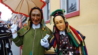 Narrenfiguren Schantle und Fransenkleidle bei der Fasnacht in Rottweil