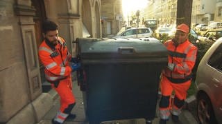 zwei Müllmänner bei der Arbeit