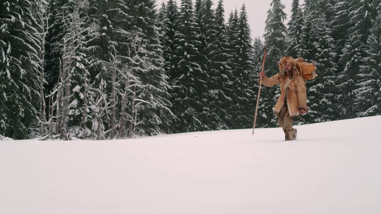 Markus Klek wandert in Steinzeitausrüstung durch den Schnee