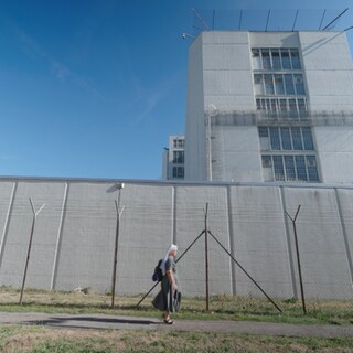 Nonne vera läuft die Mauer des JVA Stuttgart entlang