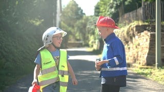 Vincent und Felix im Feuerwehrkostüm