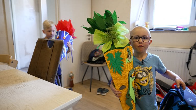 Vincent und Felix mit Schulranzen auf dem Rücken und Schultüte in der Hand. 