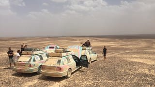 Rallye-Autos stehen in der Wüste