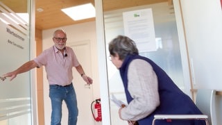 Familie Hahn arbeitet seit über 100 Jahren als Hausarzt. Die nächste Patientin wird aus dem Wartezimmer aufgerufen.