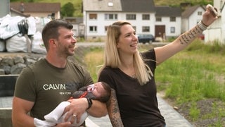 Familie mit Baby aus dem Flutgebiet