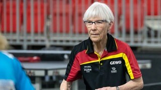 Seniorin spielt Tischtennis im Deutschland-Trikot.