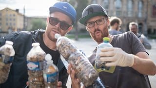 Till und Felix aus Freiburg sind Klimaaktivisten und sammeln Zigarettenstummel in Plastikflaschen ein. #fillthebottle
