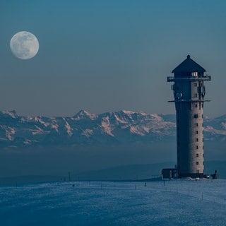 Feldbergturm bei Vollmond 