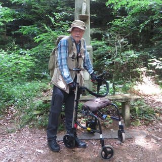 Peter wandert mit seinem Rollator