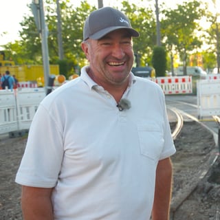 Straßenbauer Michael auf der Baustelle