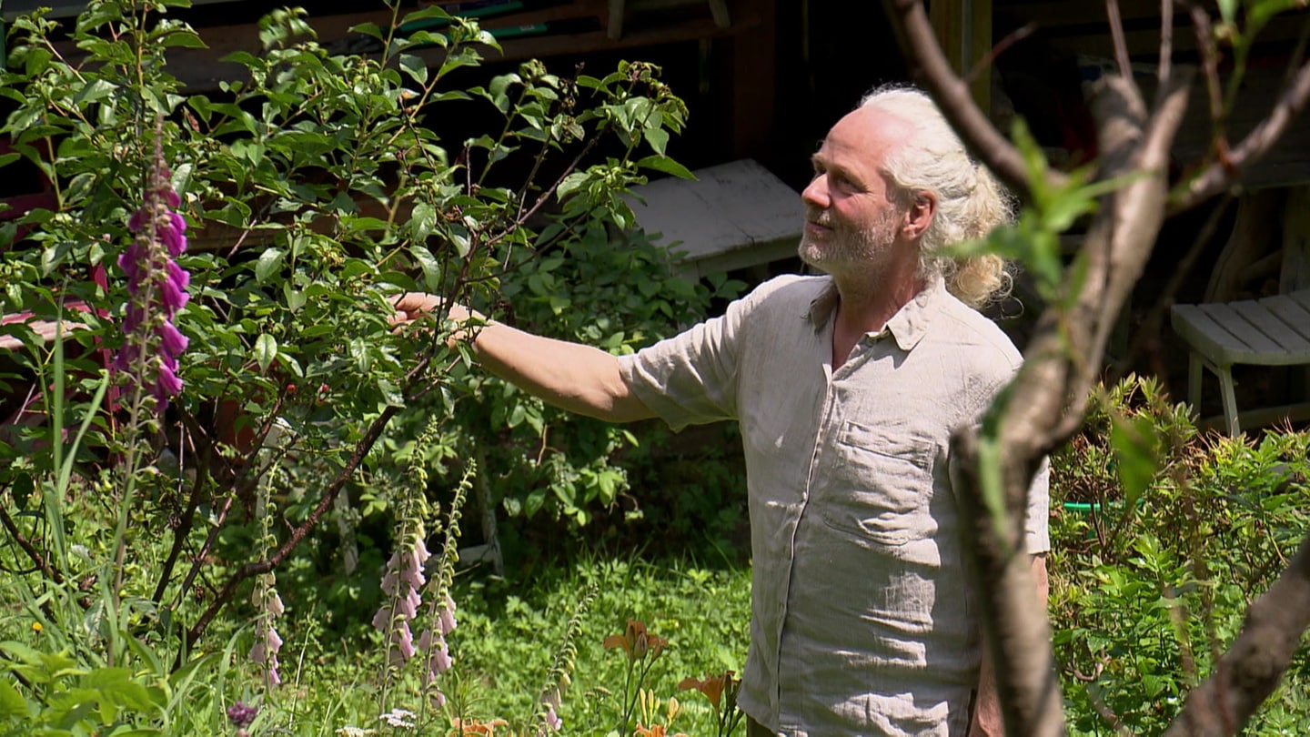 Ingo Voelskow schaut auf sein Garten. Er pflegt seit 20 Jahren einen Naturgarten, der Tiere anzieht und die Biodiversität fördert.