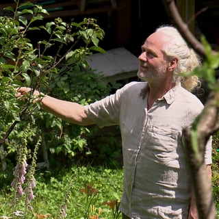 Ingo Voelskow schaut auf sein Garten. Er pflegt seit 20 Jahren einen Naturgarten, der Tiere anzieht und die Biodiversität fördert. 