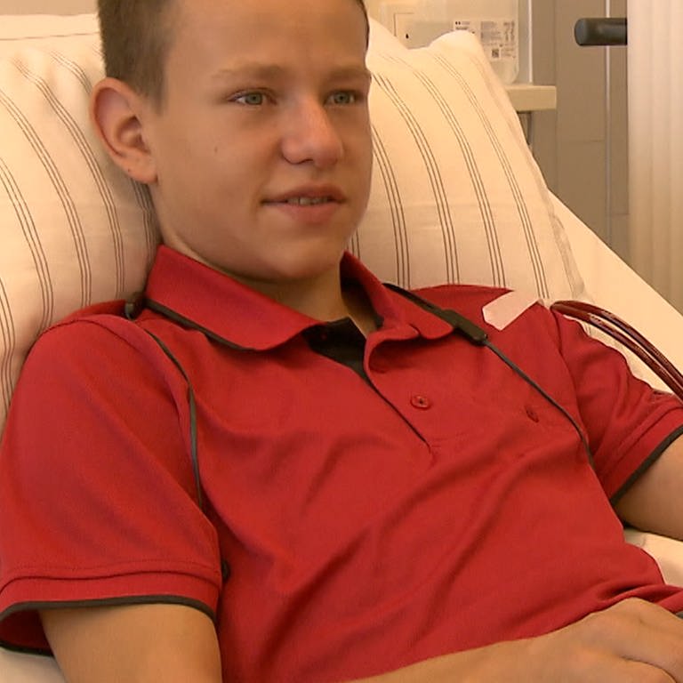 Ein Junge liegt in einem Krankenhausbett bei der Dialyse