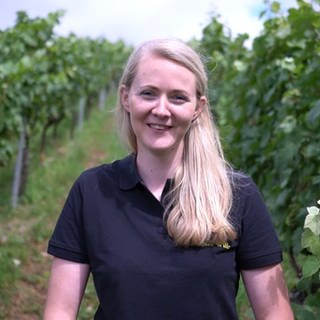 Winzerin Michaela im Weinberg