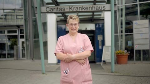 Anita Tiefenbach vor dem Krankenhaus in Bad Mergentheim