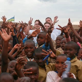 Eine Menge jubelnder Kinder in Ruanda